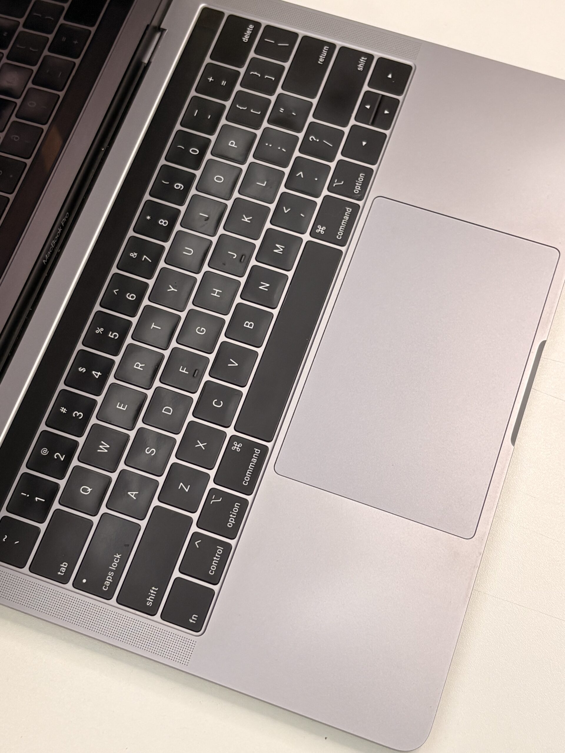 MacBook Pro Intel i5 - Image 3